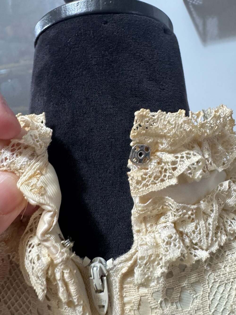 Vintage 1970s Emma Domb Victorian Revival Lace Tiered Maxi Wedding Dress Sz 11 - Picture 4 of 16